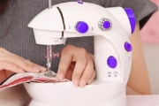 Máy May Mini Để Bàn Gia Đình Có Đáng Mua Không? Bài Viết Dành Cho Người Mới